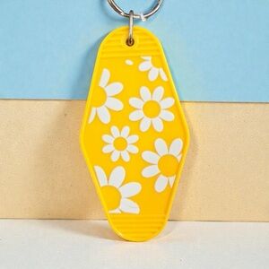 Handmade “Daisy Pattern” Keychain – Lightweight Retro Floral Bag Charm